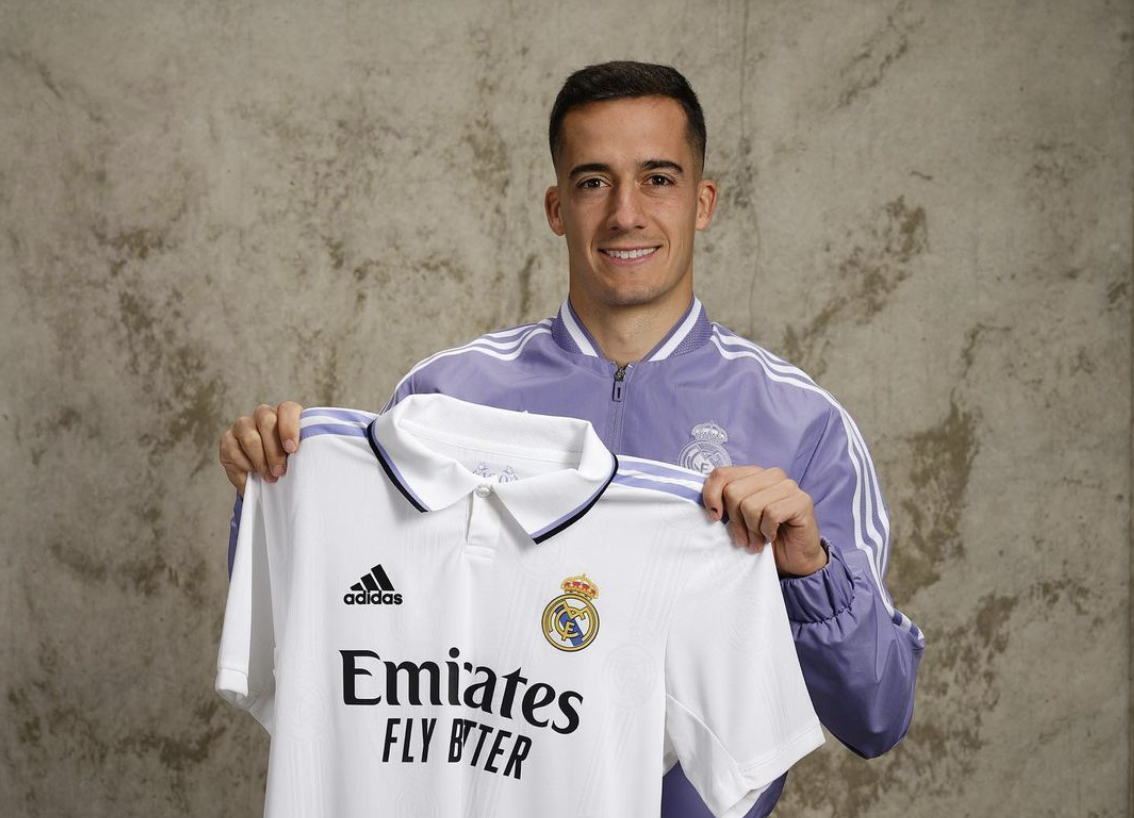 Lucas Vázquez posa con la camiseta de la próxima temporada