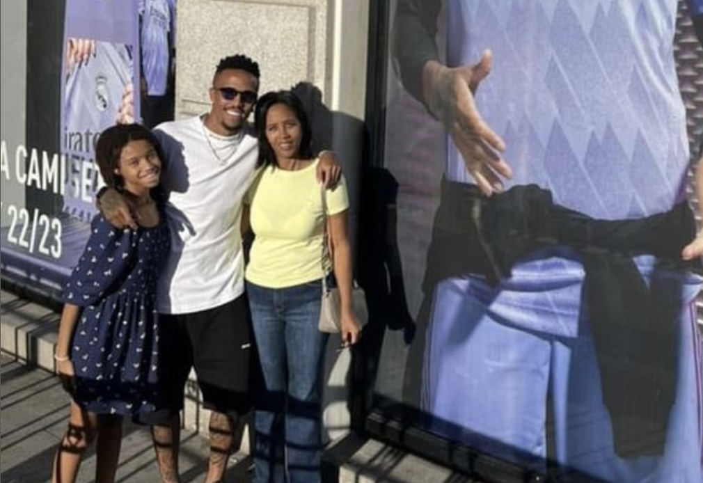 Eder Militao junto a su madre y su hermana