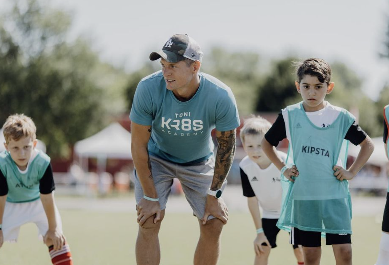 Tony Kroos junto a los chicos de su academia
