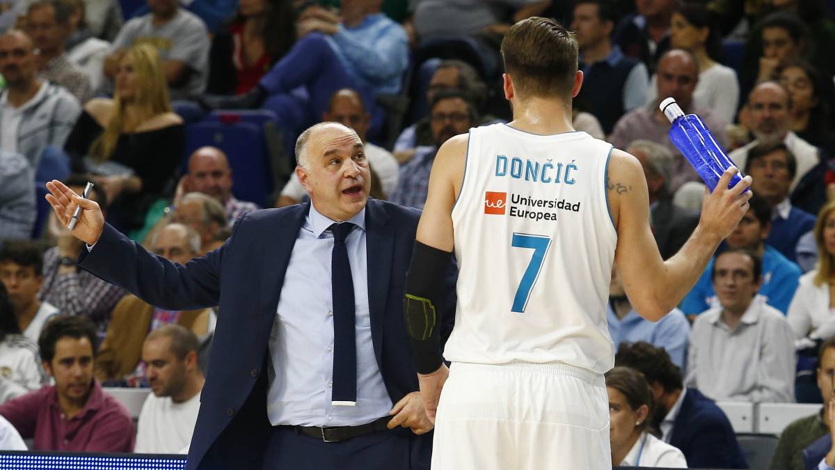 Pablo Laso dando órdenes a Luka Doncic en su etapa en el Real Madrid Pablo Laso dando órdenes a Luka Doncic en su etapa en el Real Madrid