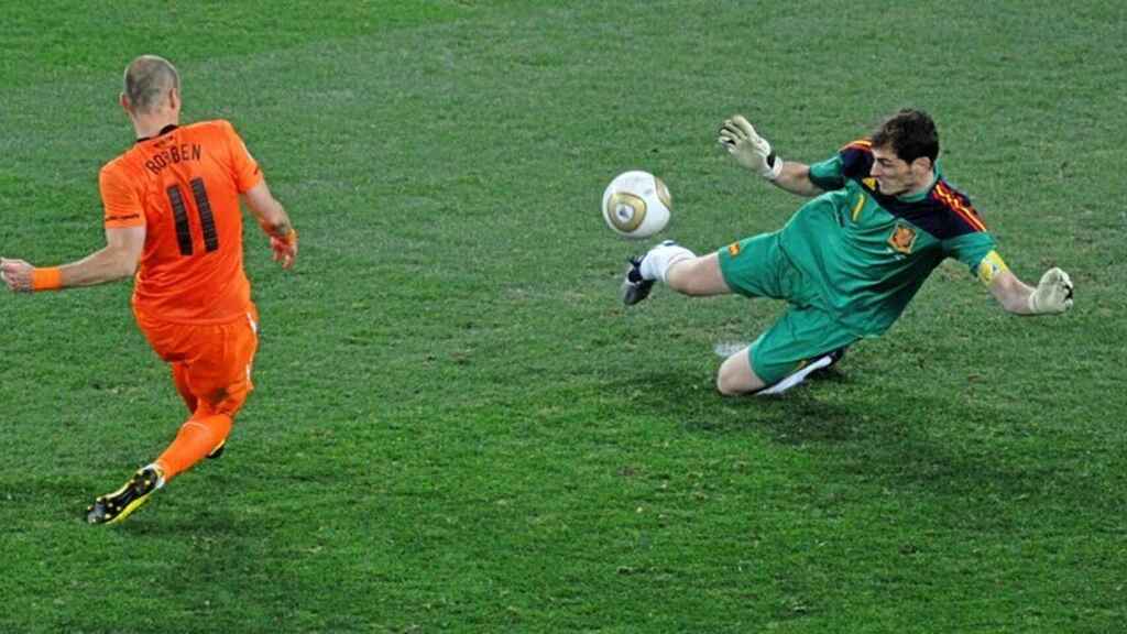Casillas le sacó el pie a Robben y paró una de las atajadas de la historia