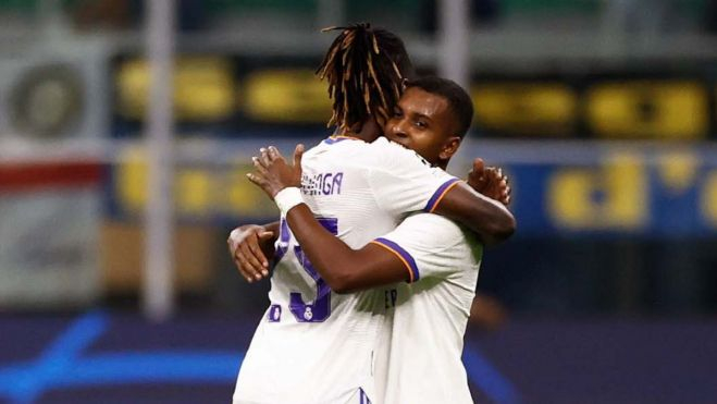 Camavinga y Rodrygo abrazándose tras conseguir un gol