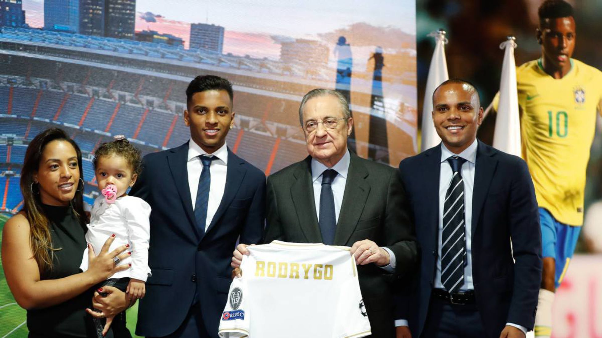 Rodrygo y su familia con su padre a la derecha y Florentino Pérez: una foto de familia