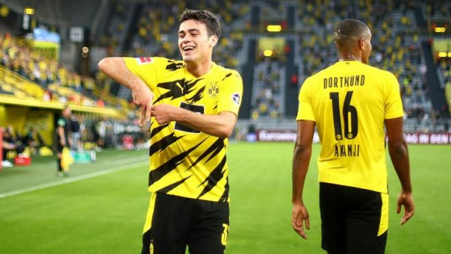 Giovanni Reyna celebrando un gol con el Borussia Dortmund