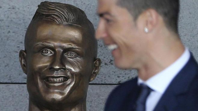 Cristiano Ronaldo ante su busto
