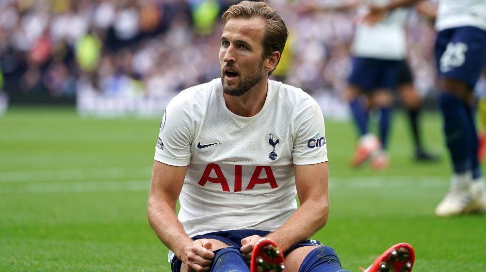 Harry Kane subiéndose las medias con el Tottenham