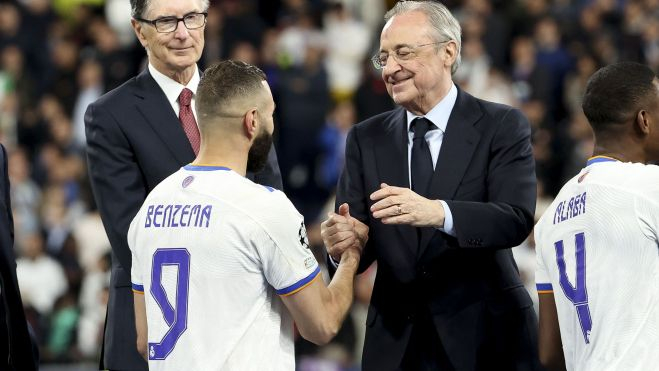 Benzema y Florentino se chocan la mano tras conquistar la catorceava esta temporada