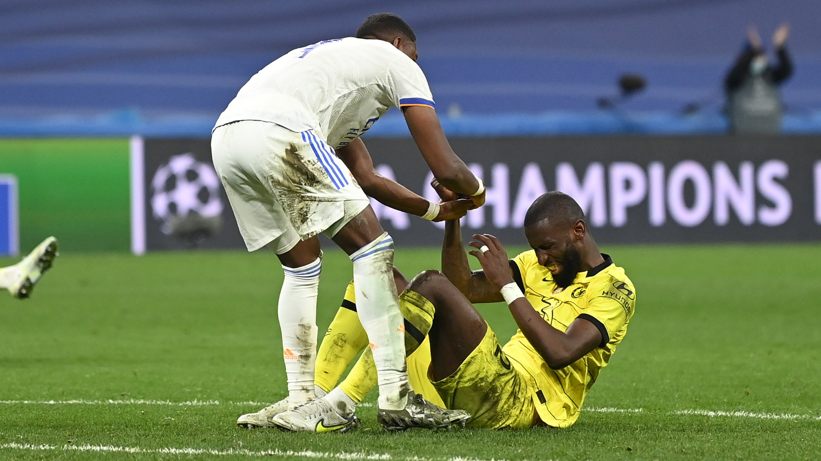 David Alaba consuela a Antonio Rüdiger