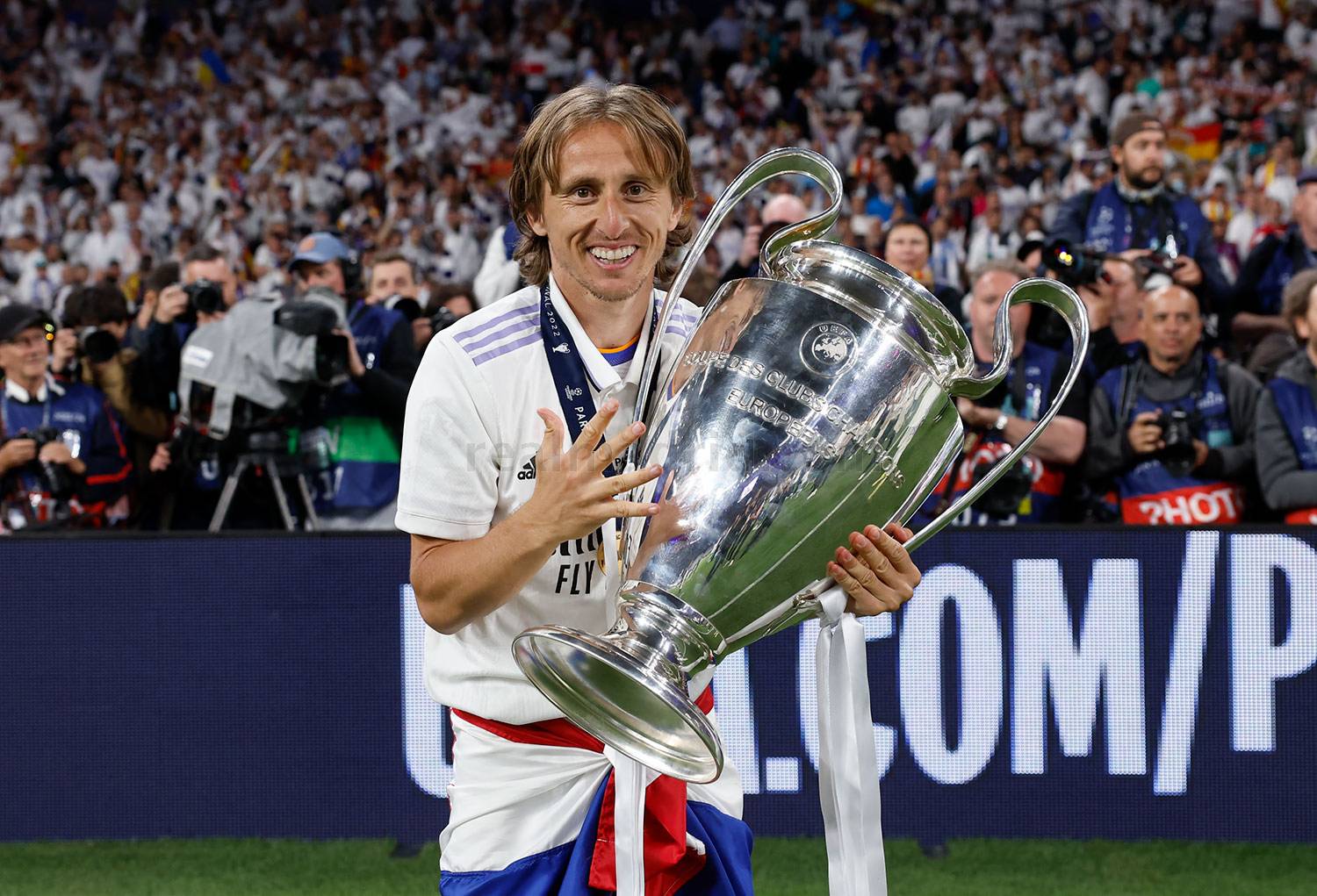 Luka Modric, mostrando su quinta Champions Luka Modric, mostrando su quinta Champions