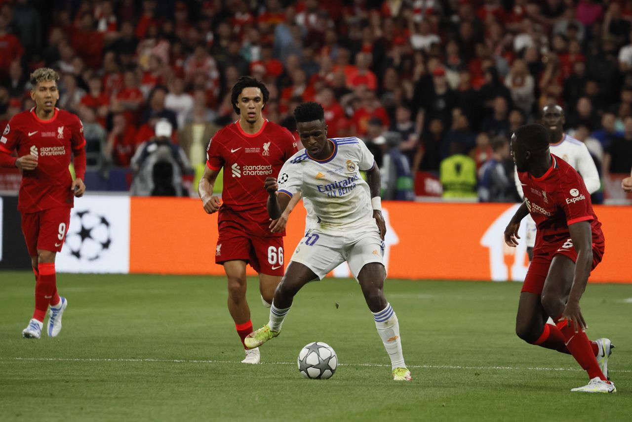 Vinicius en la final de la Champions peleando el balón con varios jugadores del Liverpool