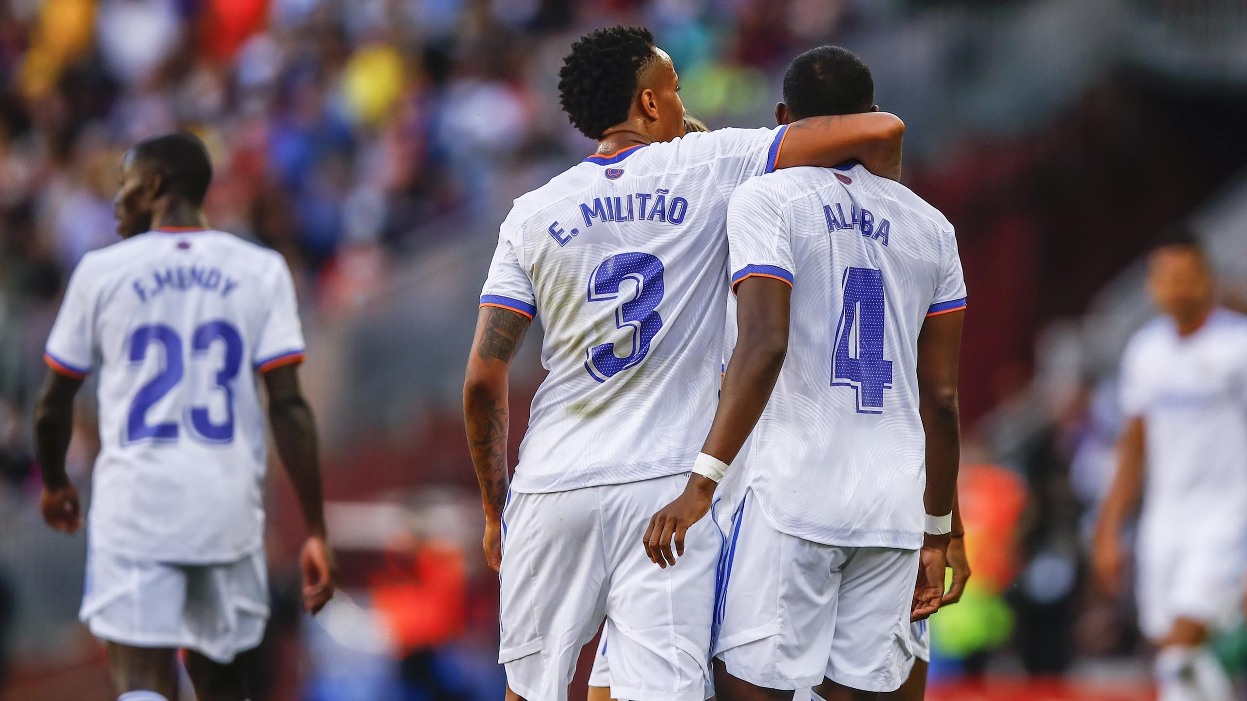 Eder Militao y David Alaba celebrando un gol con el Real Madrid