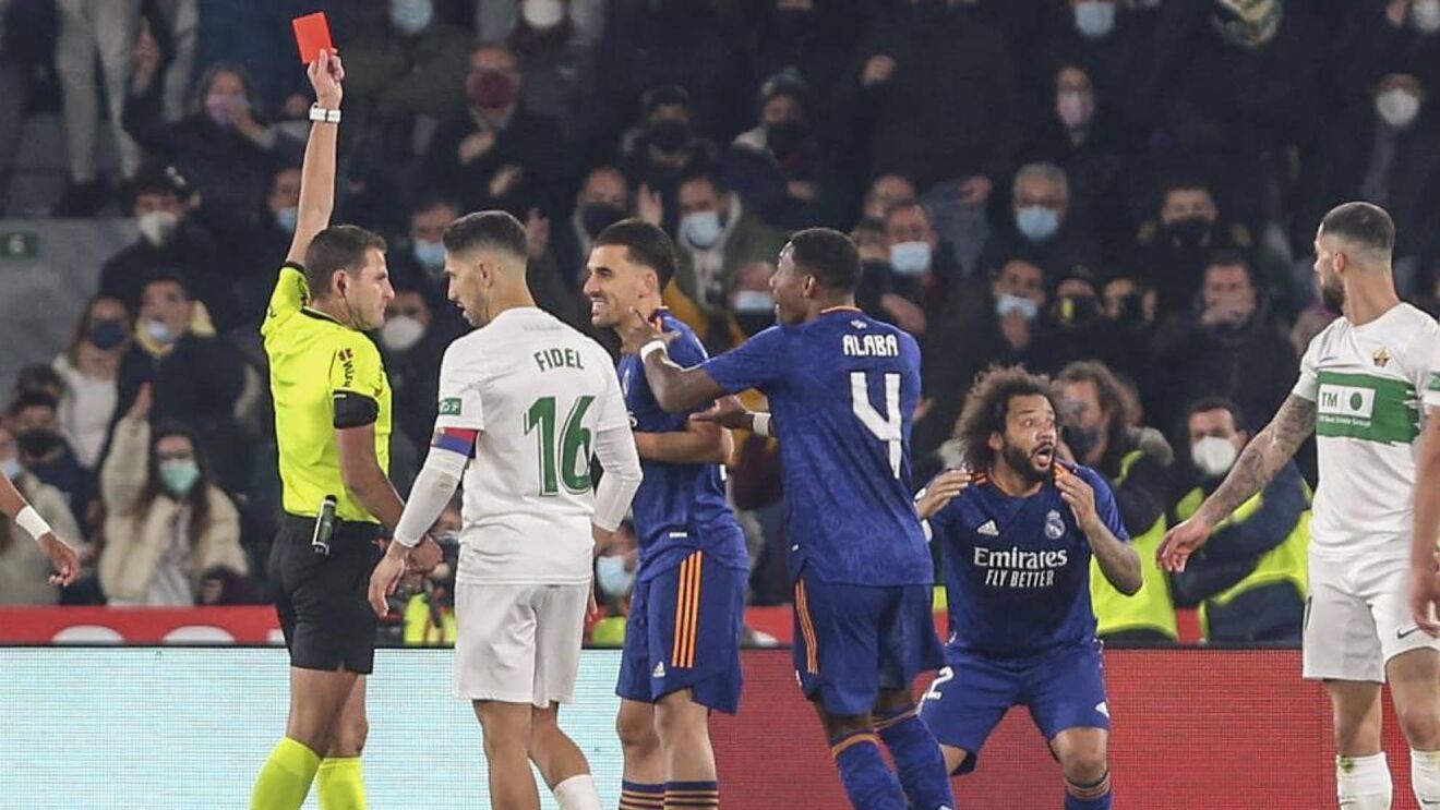 El árbitro expulsa a un jugador del Real Madrid