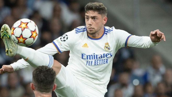 Fede Valverde controlando un balón