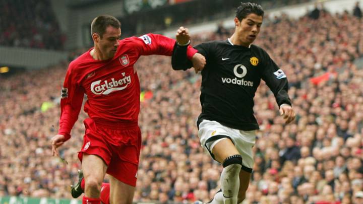 Jamie Carragher y Cristiano Ronaldo peleando un balón en su etapa como rivales Jamie Carragher y Cristiano Ronaldo peleando un balón en su etapa como rivales
