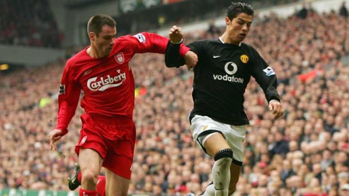 Jamie Carragher y Cristiano Ronaldo peleando un balón en su etapa como rivales