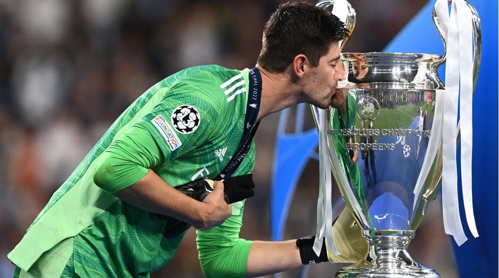 Courtois besando la catorceava Champions