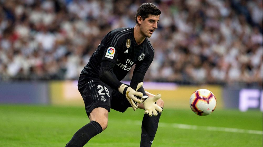 Courtois embolsando un balón en un partido con el Real Madrid