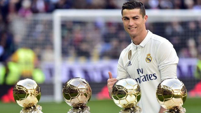 Cristiano Ronaldo con 4 de sus balones de oro con el Real Madrid