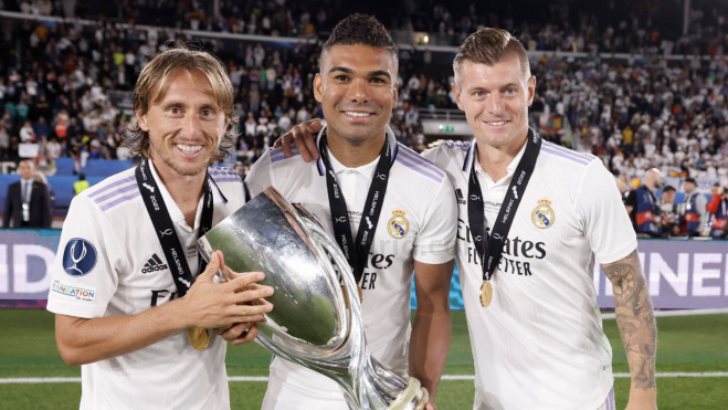 Modric, Casemiro y Kroos posan con la Supercopa