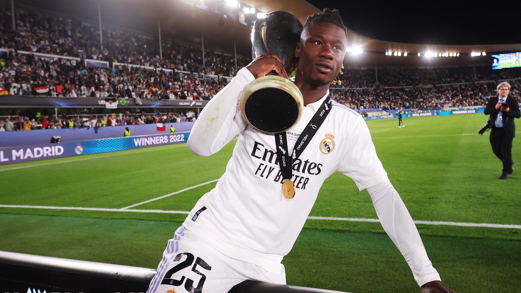Camavinga, con la Supercopa de Europa ganada en Helsinki