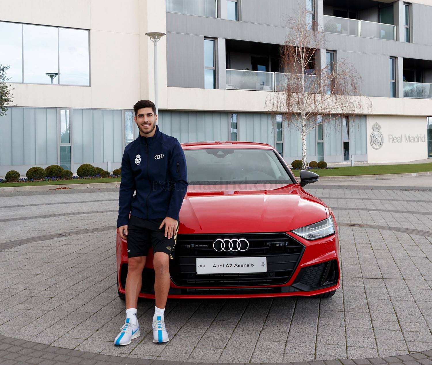 MarcoAsensio, presumiendo de uno de sus Audis nuevos