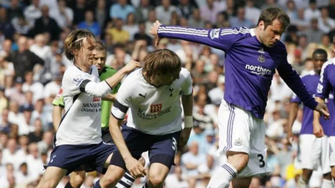 Modric y Viduka en un partido de la Premier League