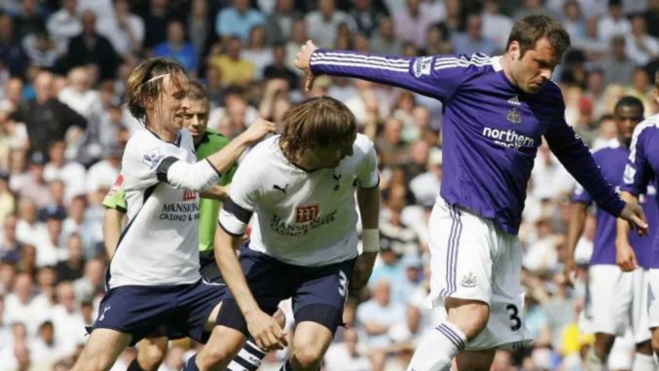 Modric y Viduka en un partido de la Premier League Modric y Viduka en un partido de la Premier League