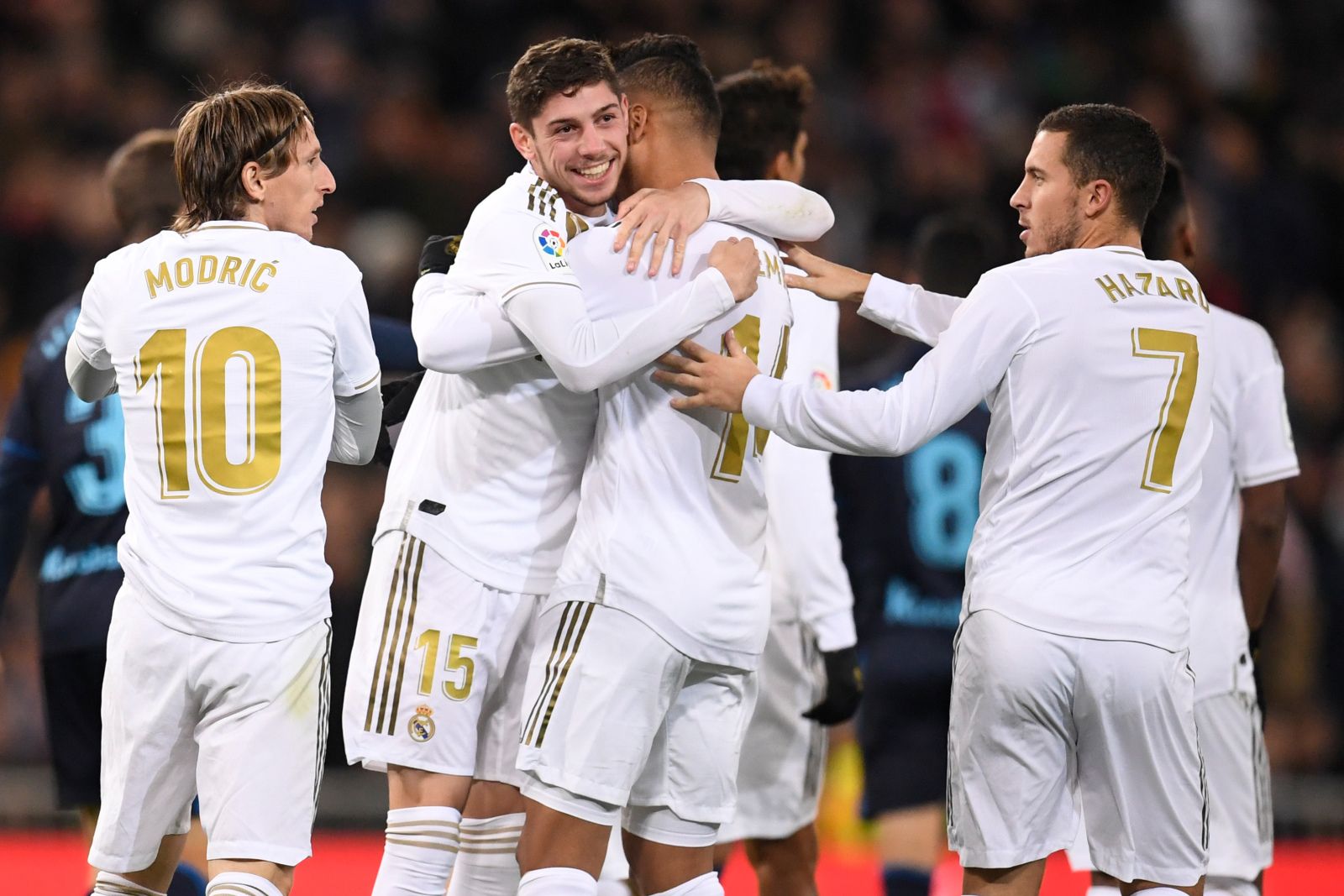 Valverde se abraza con Casemiro tras anotar un gol en un partido