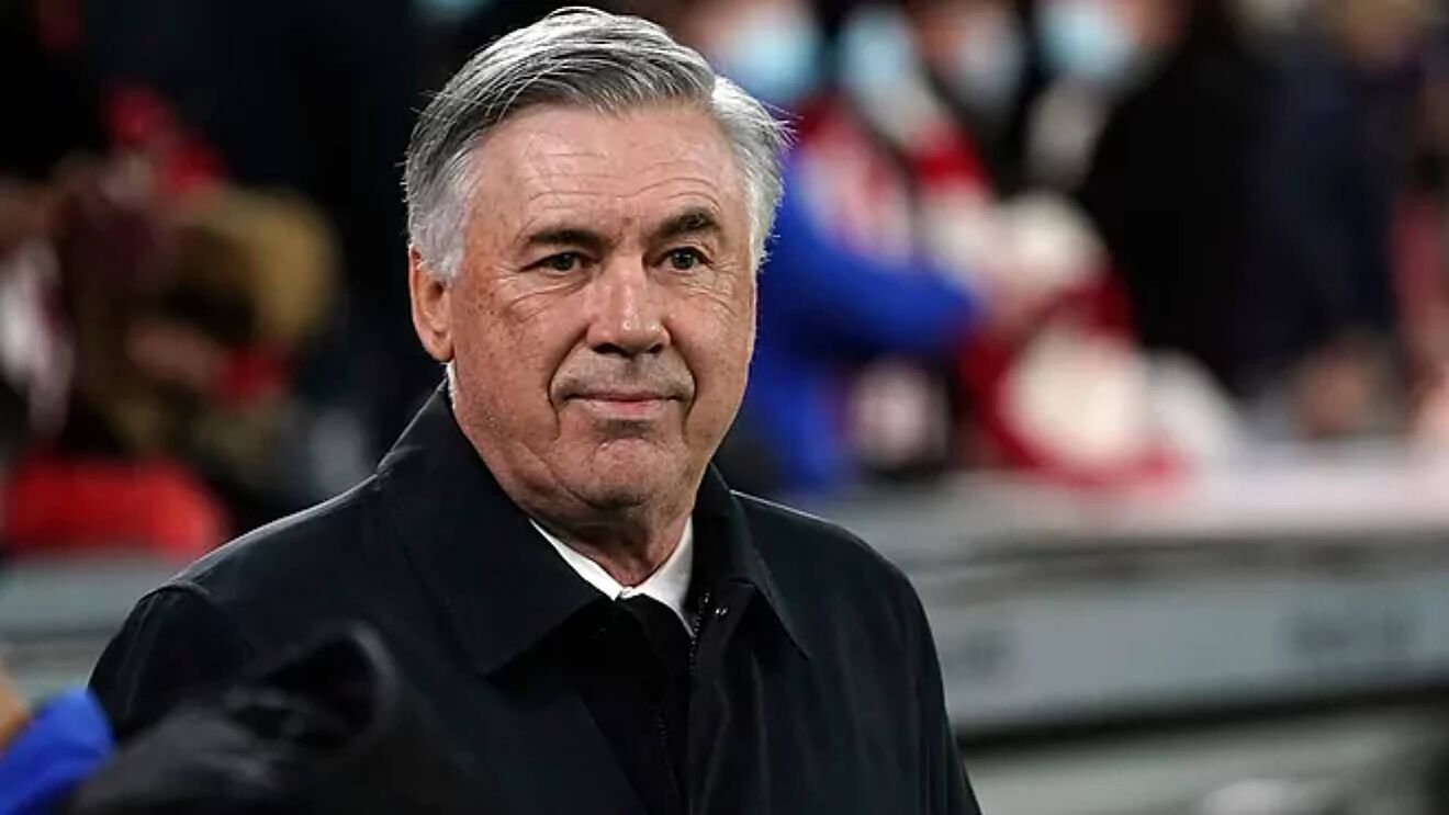 Carlo Ancelotti dirigiendo al Real Madrid