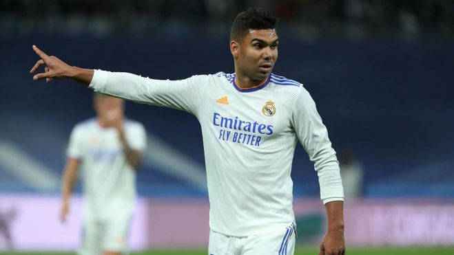 Casemiro dando órdenes en el centro del campo blanco