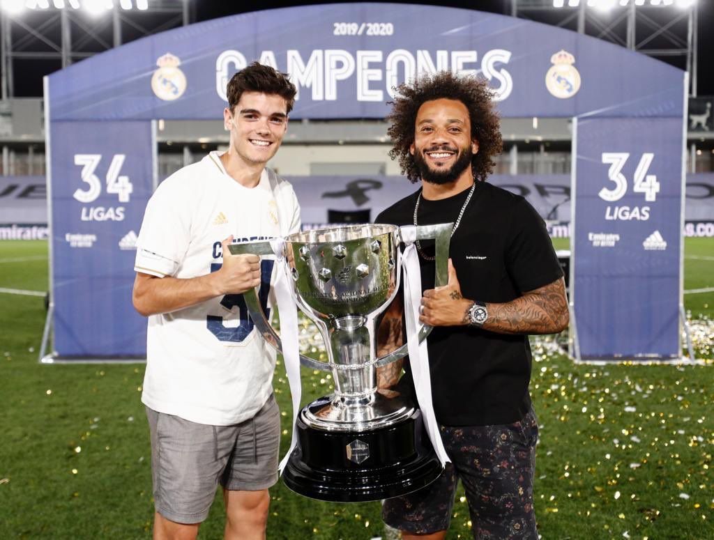 El pasado y futuro en el lateral izquierdo del Real Madrid, celebrando la última liga conquistada
