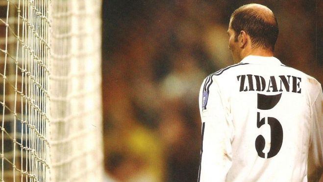 Zinedine Zidane con el 5 deL Real Madrid
