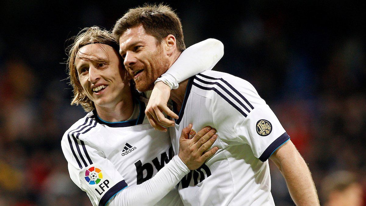 Modric y Xabi Alonso celebrando un gol en el Real Madrid