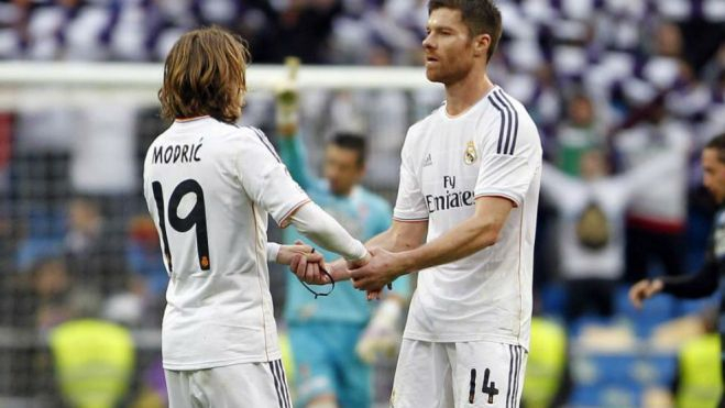 Xabi Alonso y Modric felicitándose en un partido con el Real Madrid 