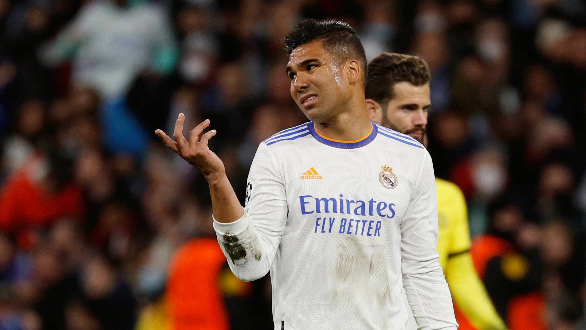 Casemiro dando órdenes a sus compañeros en un partido con el Real Madrid