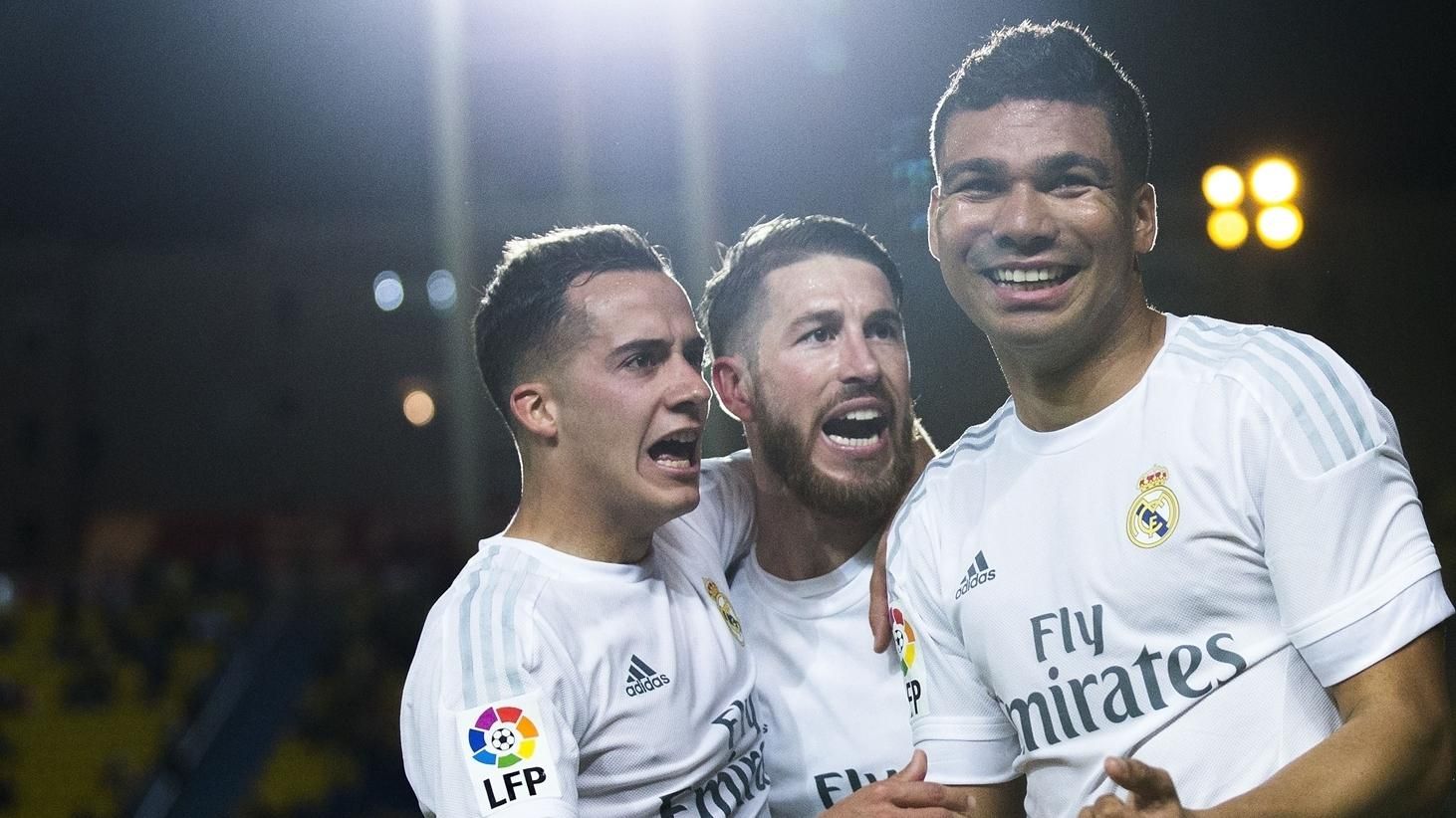 Lucas Vázquez junto a Casemiro y Sergio Ramos