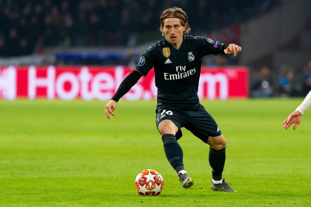 modric conduce el balon en el duelo de ida ante el ajax foto uefa