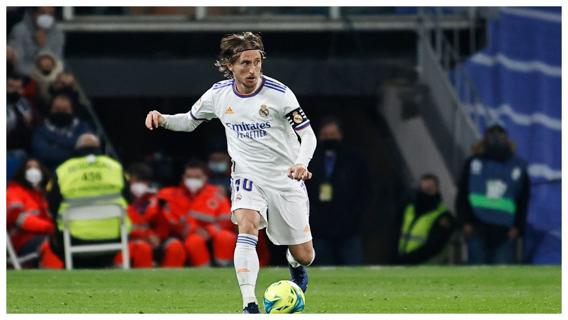 Luka Modric en un partido del Real Madrid con el brazalete de capitán