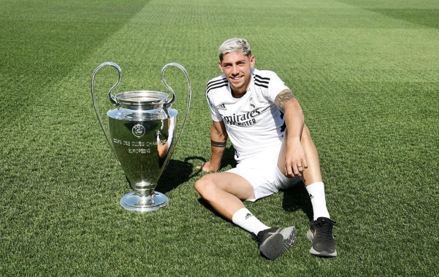 Fede Valverde posa junto a la Copa de Europa