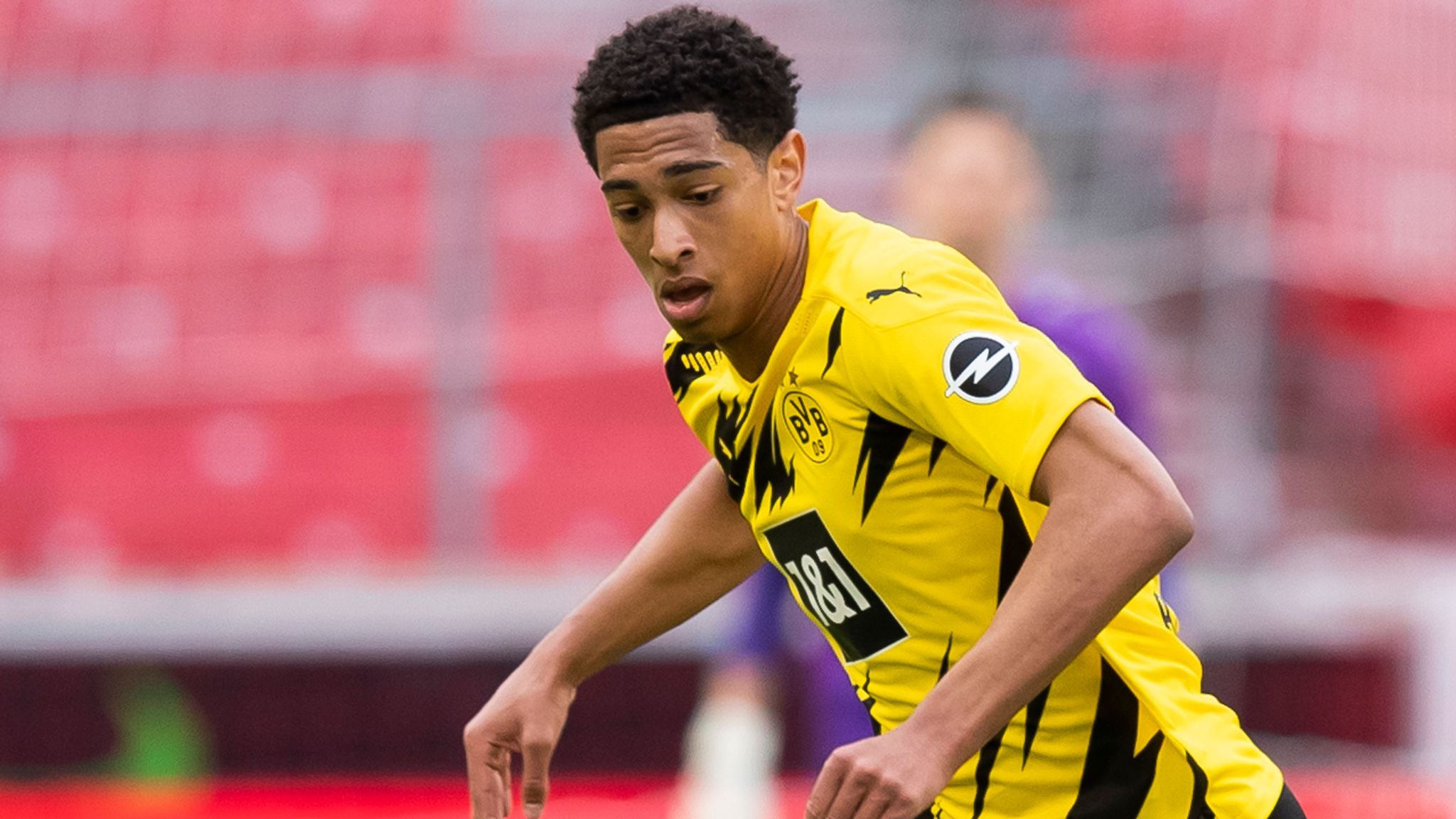 Jude Bellingham controlando un balón con el Borussia