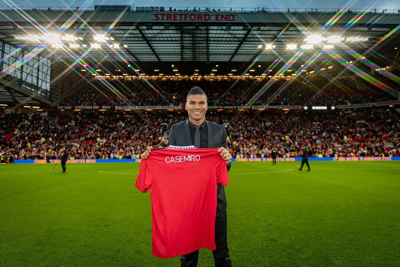 Casemiro, posando en Old Trafford con la camiseta del United