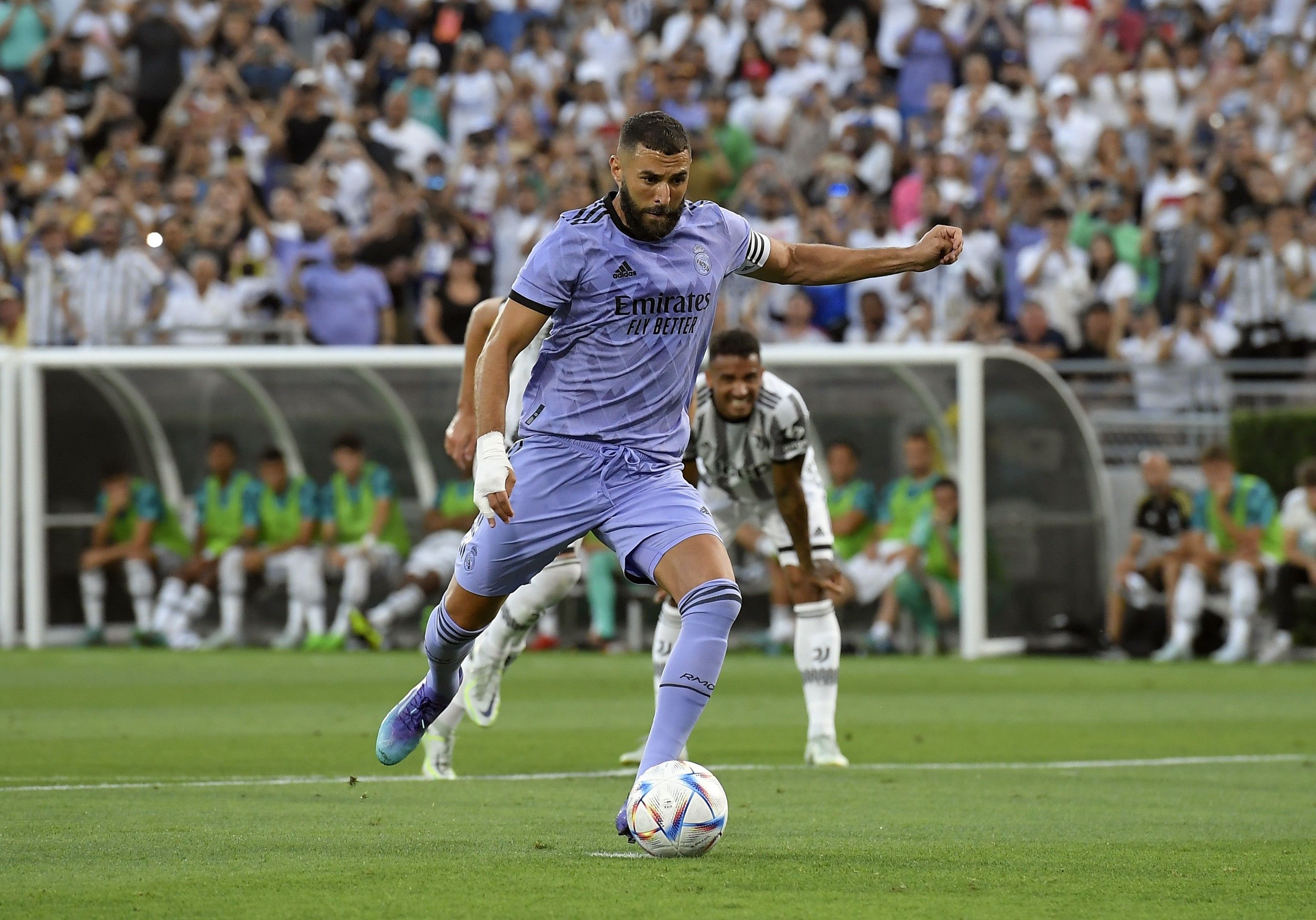 Benzema lanzando un penalti esta misma temporada