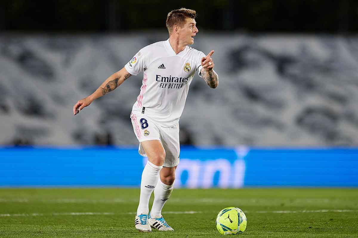 Toni Kroos ordenando el centro del campo madridista