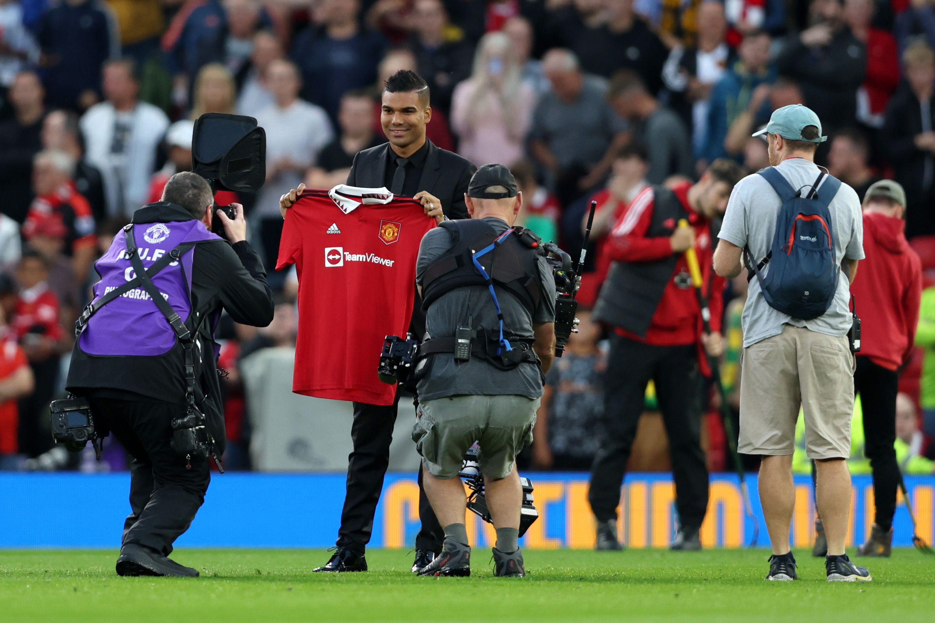 Casemiro, posando con la camiseta del United en Old Trafford