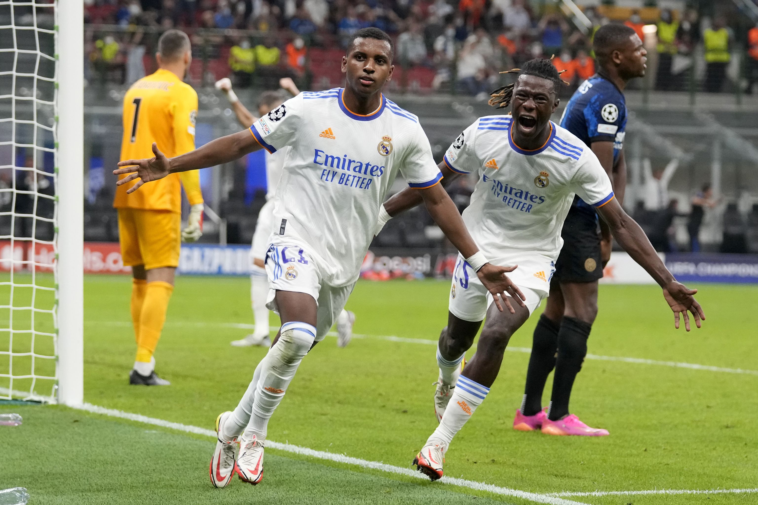 Rodrygo y Camavinga celebrando el primer gol del brasileño en la pasada edición de la Champions