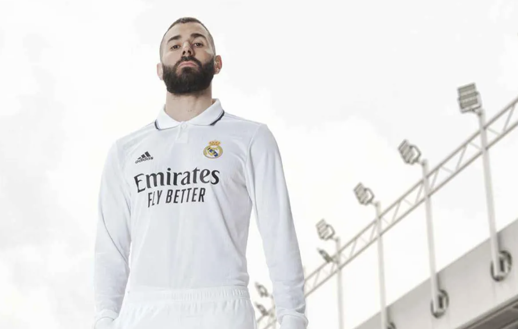 Karim Benzema con la nueva camiseta del Real Madrid
