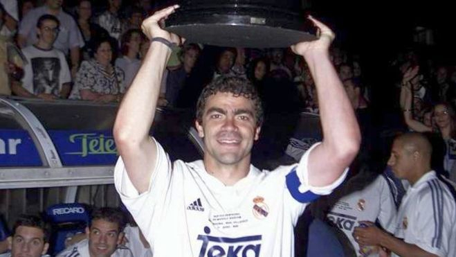Manolo Sanchis levantando uno de los trofeos que ganó