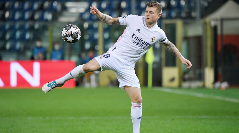 Toni Kroos controla un balón en un partido de Champions con el Real Madrid
