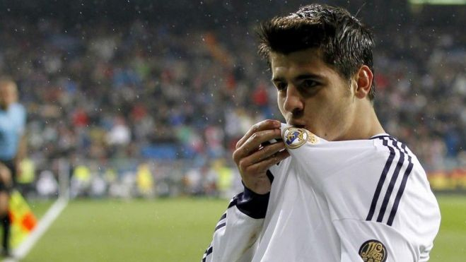 Morata besa el escudo del Real Madrid