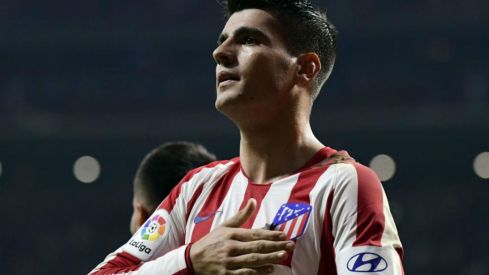 Morata se lleva la mano al escudo del Atleti